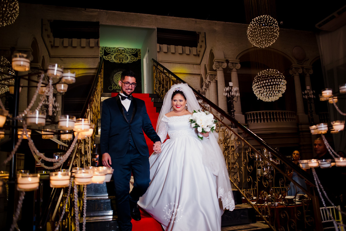 casamento fotógrafo fabio doria o melhor do rio de janeiro salão solarium casa bonita noivos descendo da escada