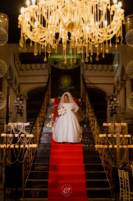 casamento salão solarium fotógrafo fabio doria o melhor do rio de janeiro pose da noiva com buquê na escada