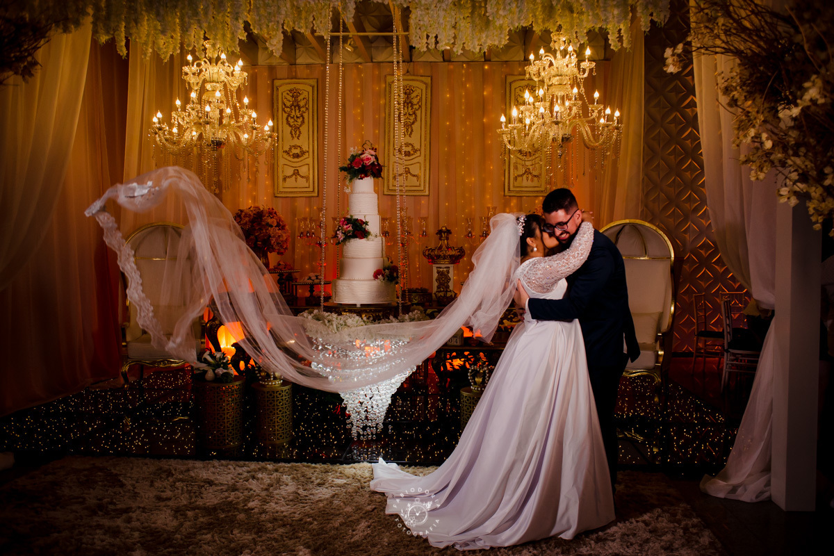 casamento salão solarium fotógrafo fabio doria o melhor do rio de janeiro pose dos noivos com véu voando
