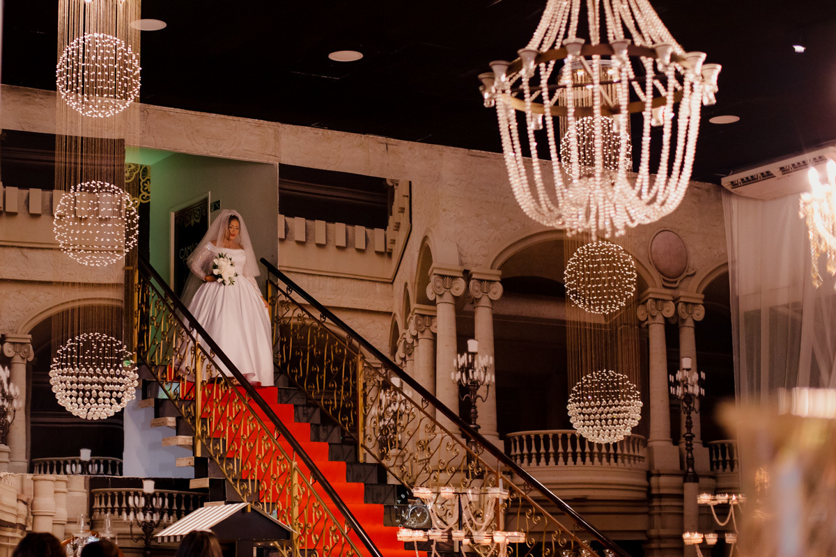casamento decoração salão solarium em bangu noiva descendo escada  fotógrafo fabio doria o melhor do rio de janeiro noiva entra antes do noivo