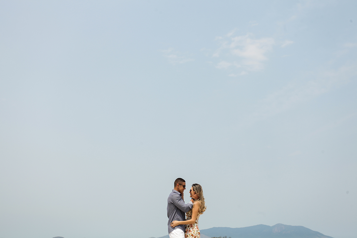 noivos com o céu lindo