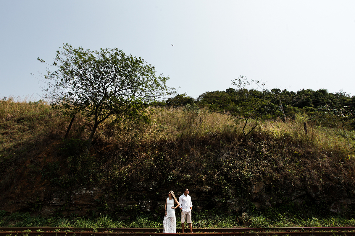 ensaio externo de casal na linha do trem em mangaratiba com fotografo fabio doria