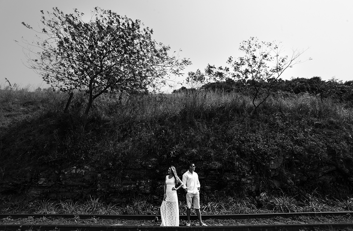ensaio externo de casal na linha do trem foto em preto e branco em mangaratiba com fotografo fabio doria
