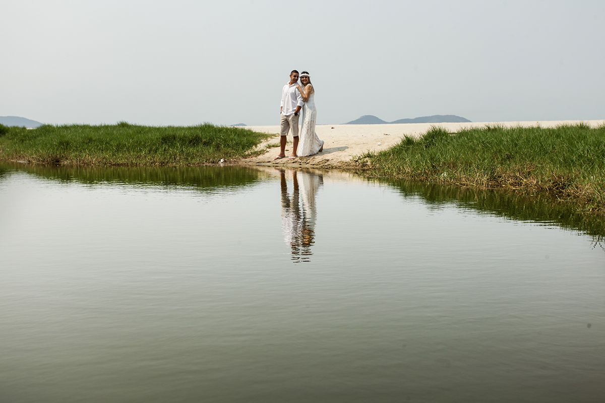 reflexo de casal nas águas em reserva de sahy