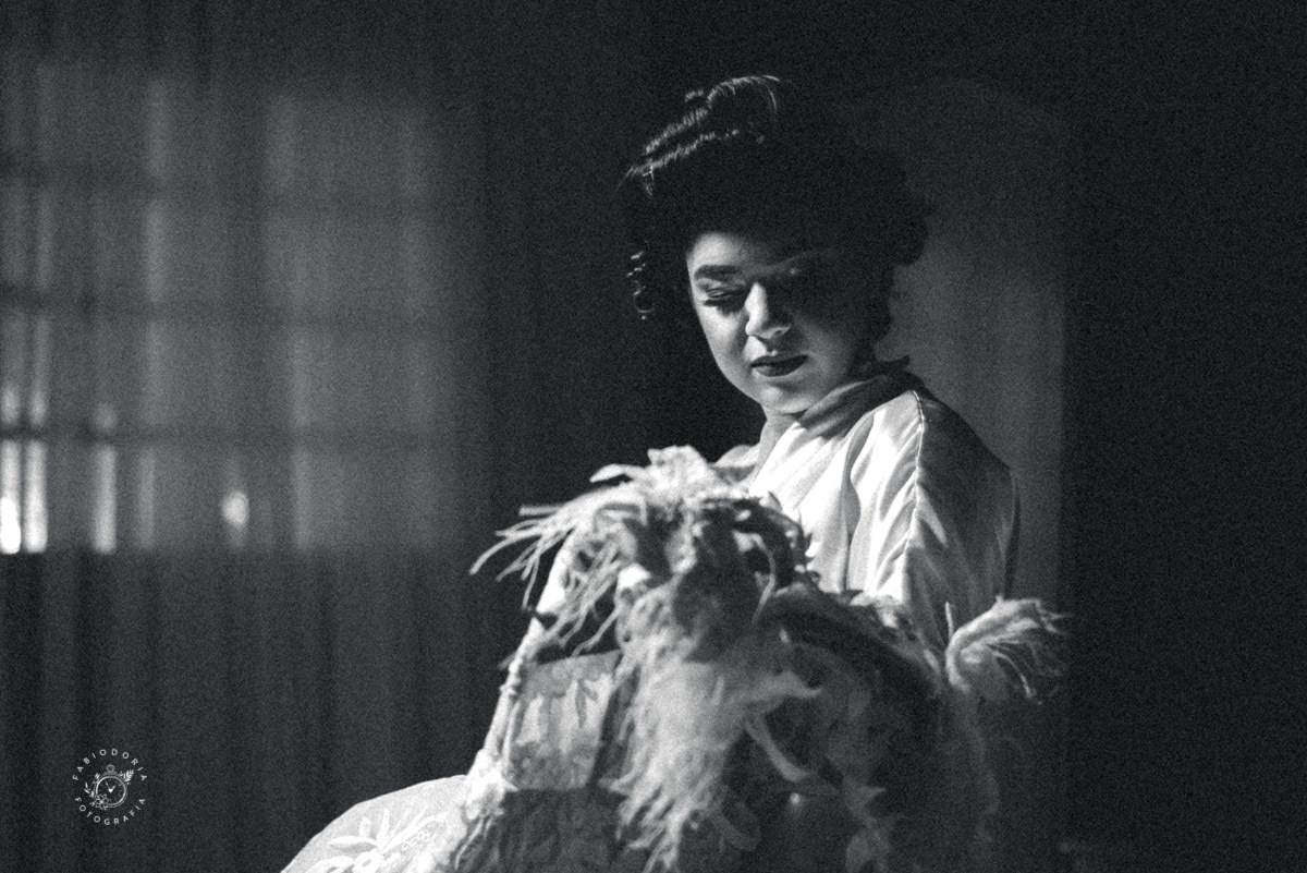 Making of da noiva segurando o buquê Chalé Ballroom Iris Supreme - Fotógrafo de casamento o melhor do rio de janeiro Fabio Doria