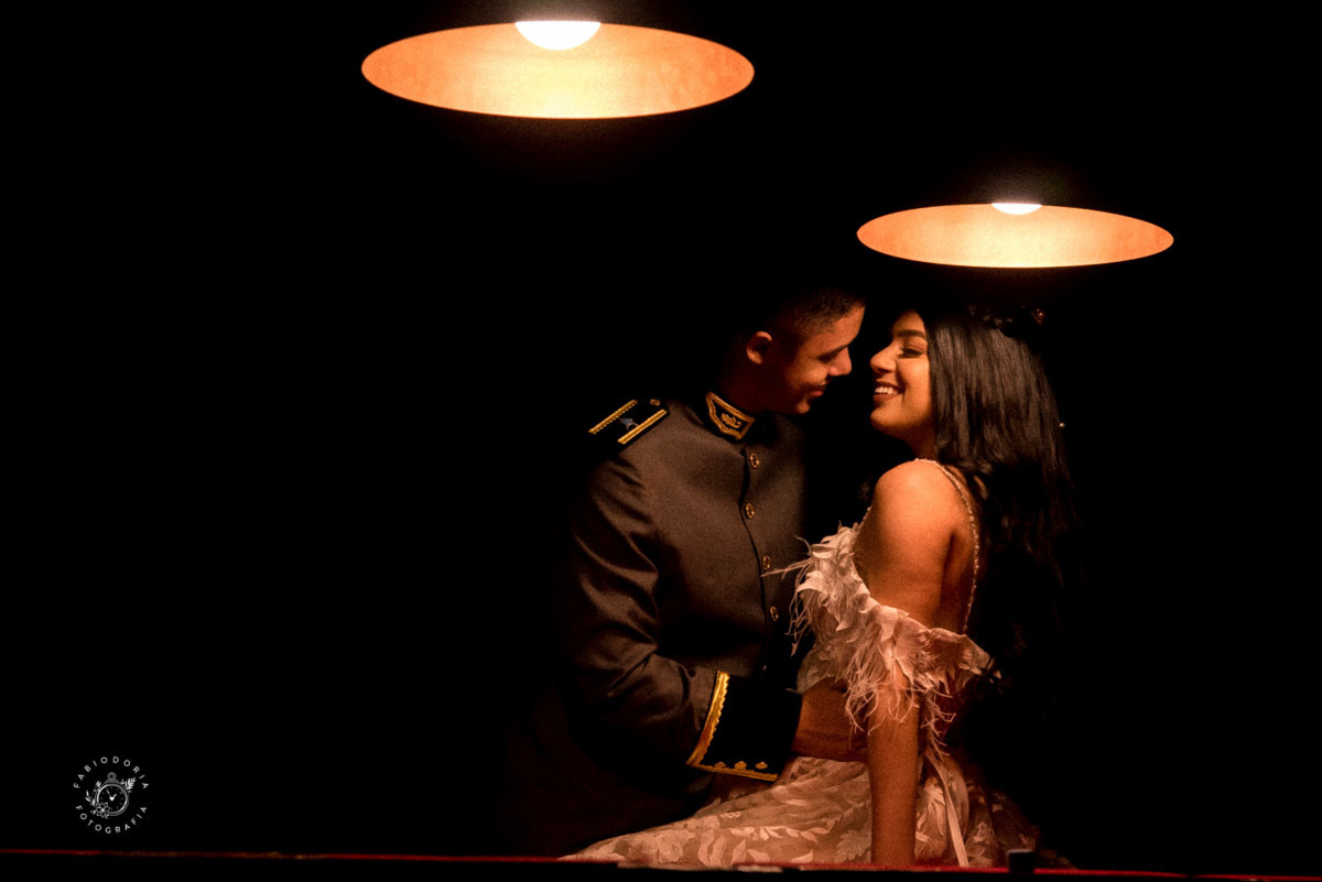 Salão Ballroom Iris Supreme - pose casal mesa de sinuca - Fotógrafo de casamento o melhor do rio de janeiro Fabio Doria