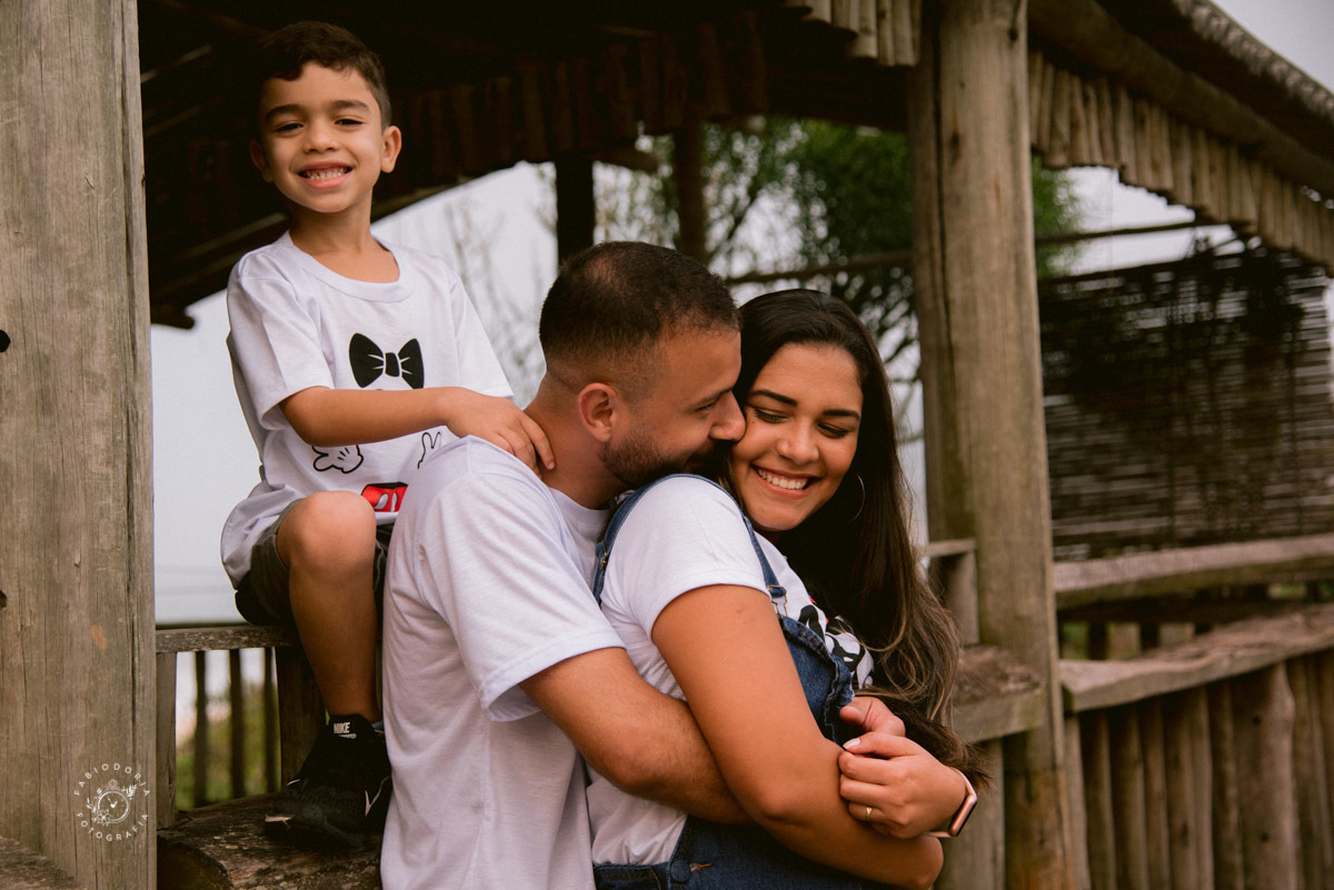 Ensaio externo de casal pré-wedding com filho - Praia da Reserva, Recreio dos bandeirantes, Grumari - Melhor fotógrafo do rio de janeiro Fabio Doria 