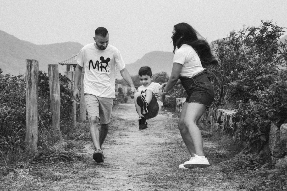 Ensaio externo de casal pré-wedding com filho - Praia da Reserva, Recreio dos bandeirantes, Grumari - Melhor fotógrafo do rio de janeiro Fabio Doria 