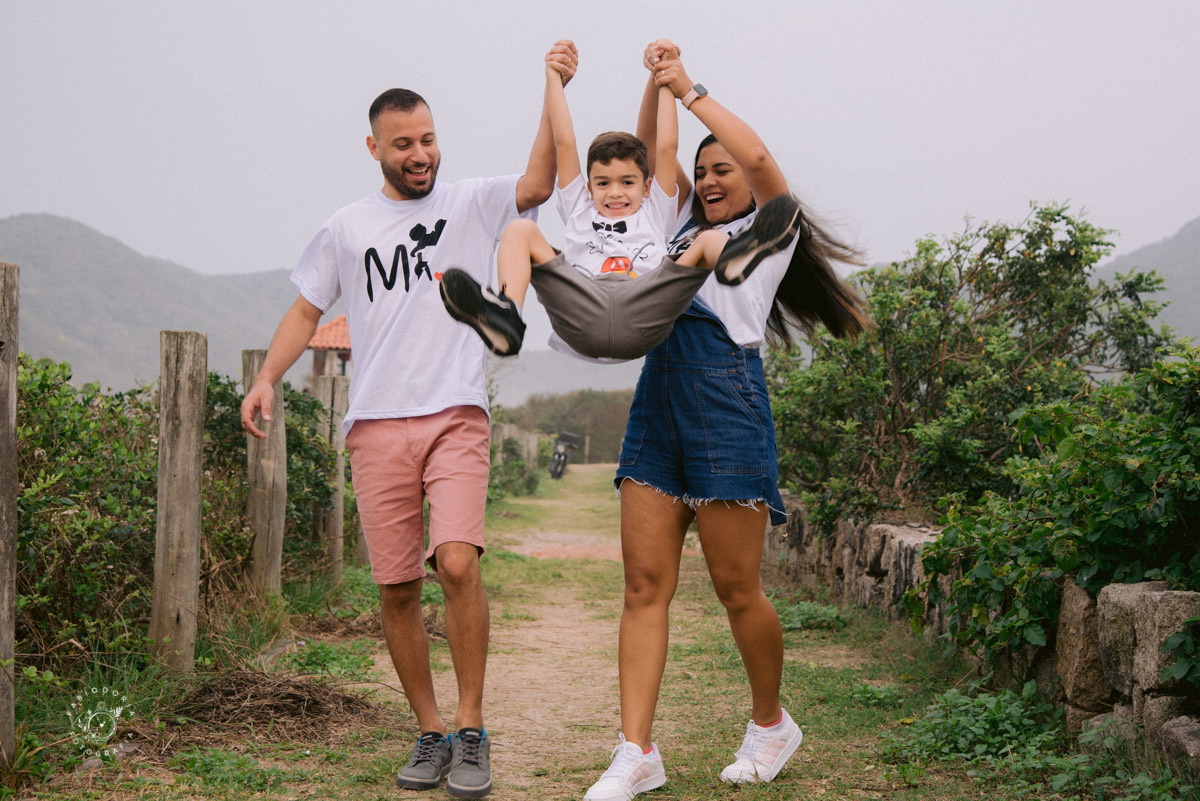Ensaio externo de casal pré-wedding com filho - Praia da Reserva, Recreio dos bandeirantes, Grumari - Melhor fotógrafo do rio de janeiro Fabio Doria 