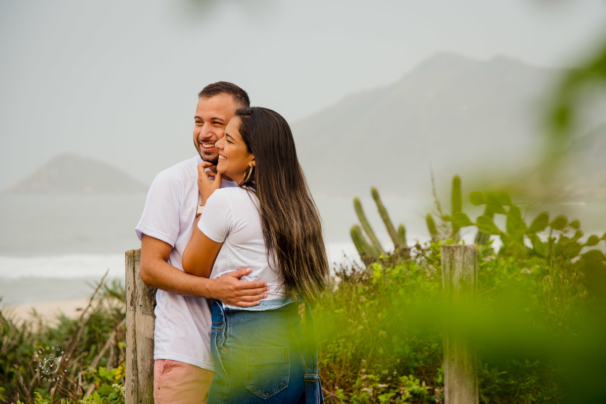 Ensaio externo de casal pré-wedding, poses o que usar - Praia da Reserva, Recreio dos bandeirantes, Grumari - Melhor fotógrafo do rio de janeiro Fabio Doria 