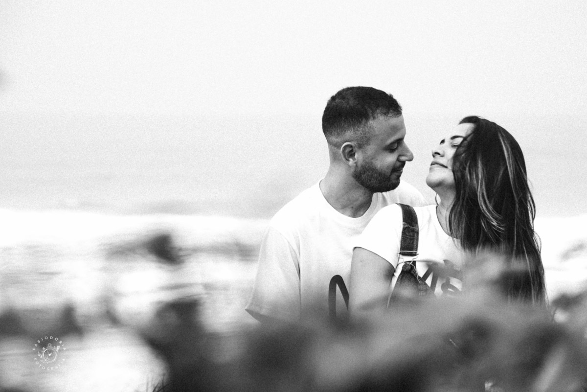 Ensaio externo de casal pré-wedding, poses o que usar - Praia da Reserva, Recreio dos bandeirantes, Grumari - Melhor fotógrafo do rio de janeiro Fabio Doria 
