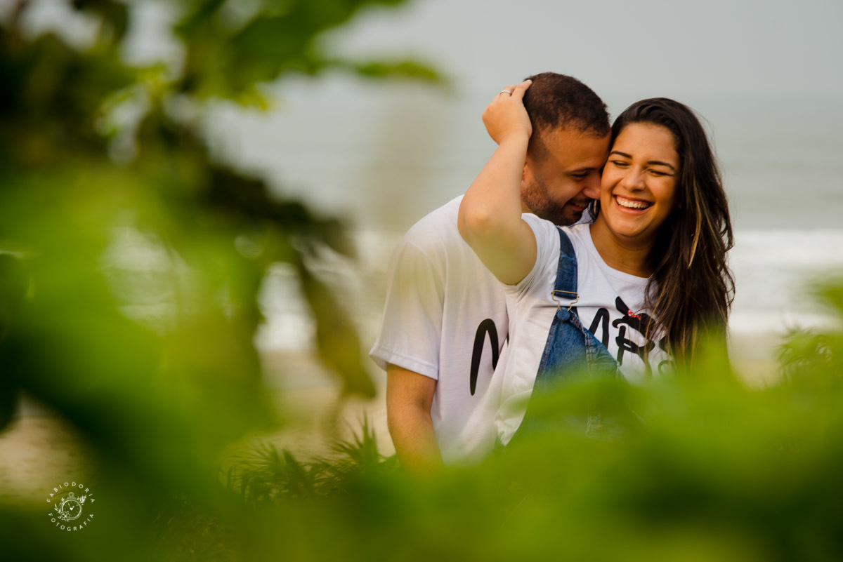 Ensaio externo de casal pré-wedding, poses o que usar - Praia da Reserva, Recreio dos bandeirantes, Grumari - Melhor fotógrafo do rio de janeiro Fabio Doria 