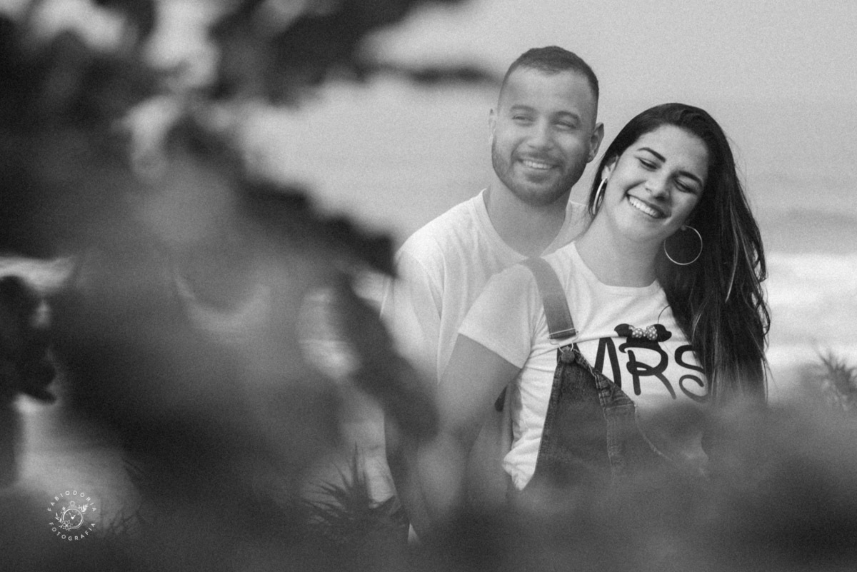 Ensaio externo de casal pré-wedding, poses o que usar - Praia da Reserva, Recreio dos bandeirantes, Grumari - Melhor fotógrafo do rio de janeiro Fabio Doria 