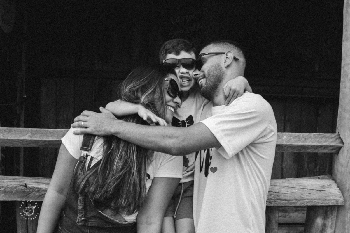 Ensaio externo de casal pré-wedding com filho - Praia da Reserva, Recreio dos bandeirantes, Grumari - Melhor fotógrafo do rio de janeiro Fabio Doria 