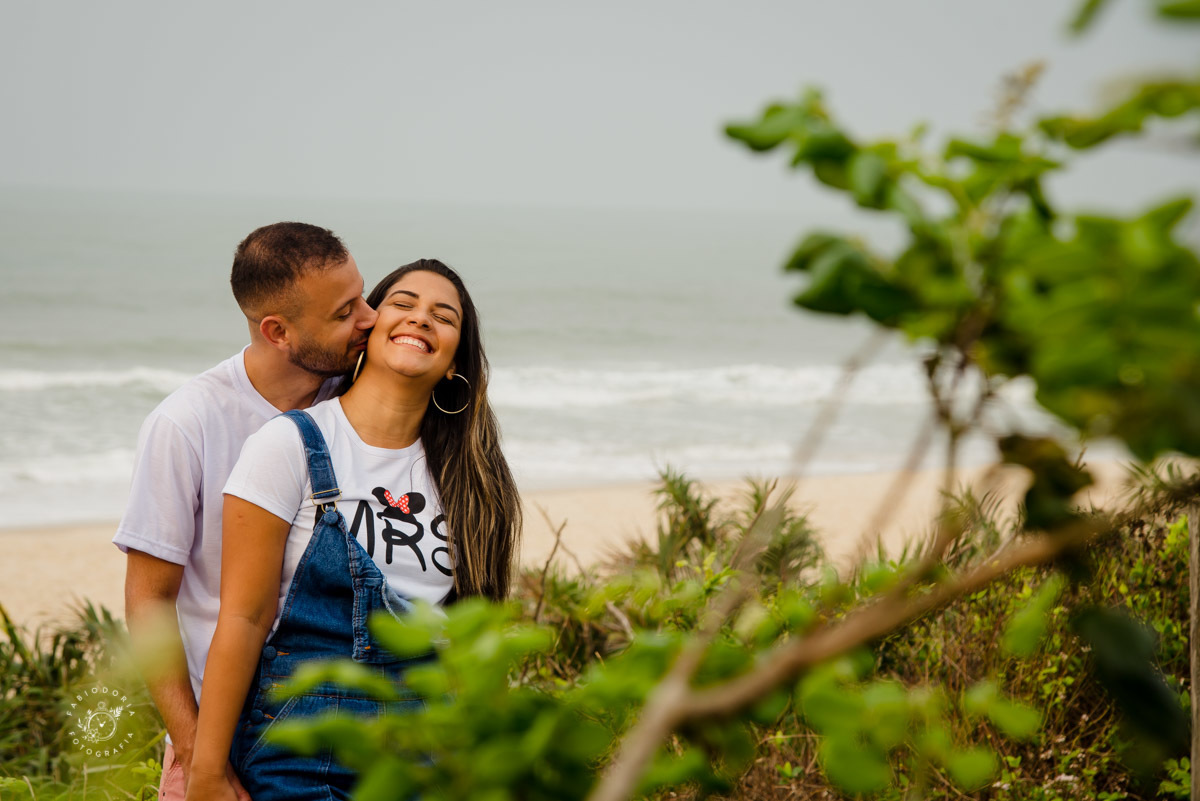 Ensaio externo de casal pré-wedding, poses o que usar - Praia da Reserva, Recreio dos bandeirantes, Grumari - Melhor fotógrafo do rio de janeiro Fabio Doria 