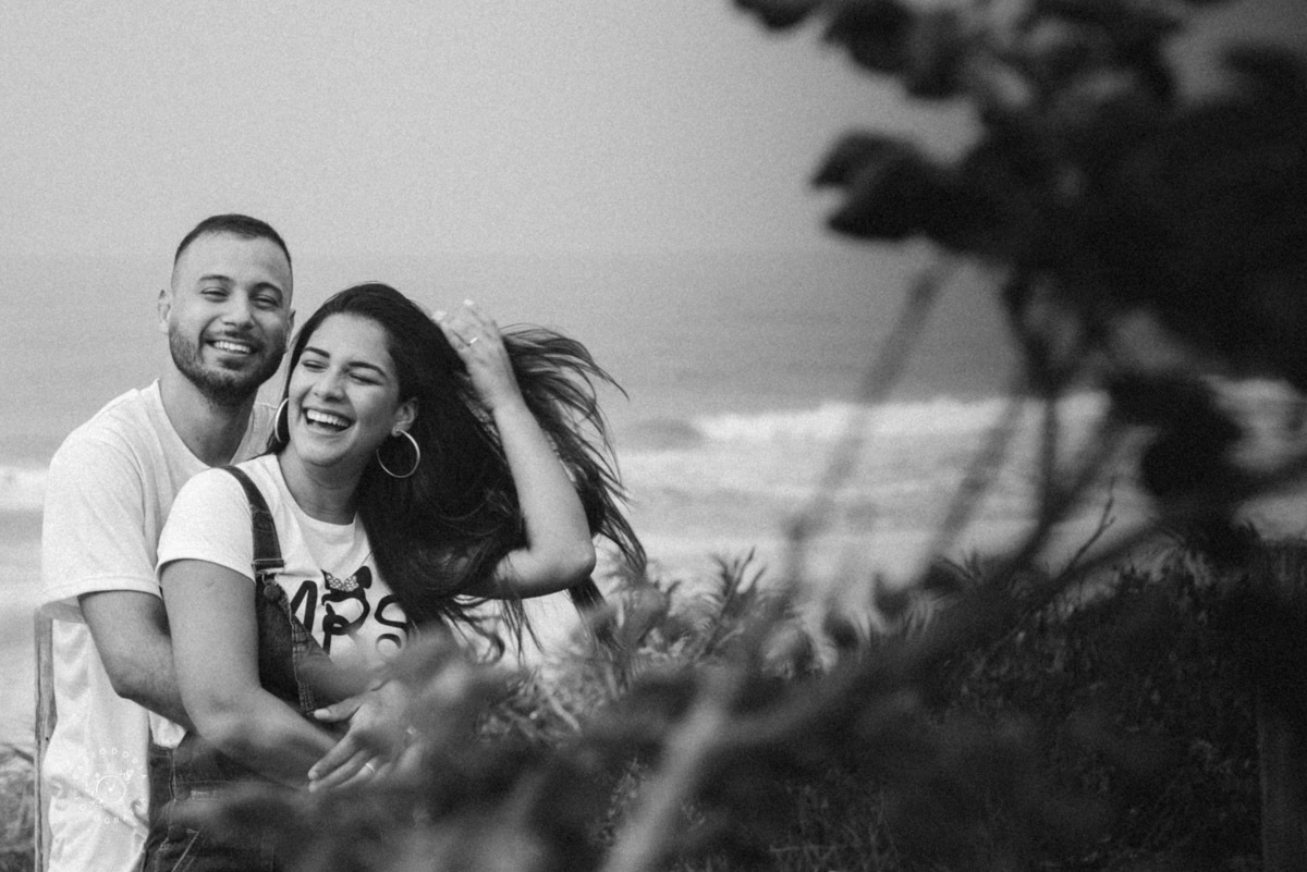 Ensaio externo de casal pré-wedding, poses o que usar - Praia da Reserva, Recreio dos bandeirantes, Grumari - Melhor fotógrafo do rio de janeiro Fabio Doria 