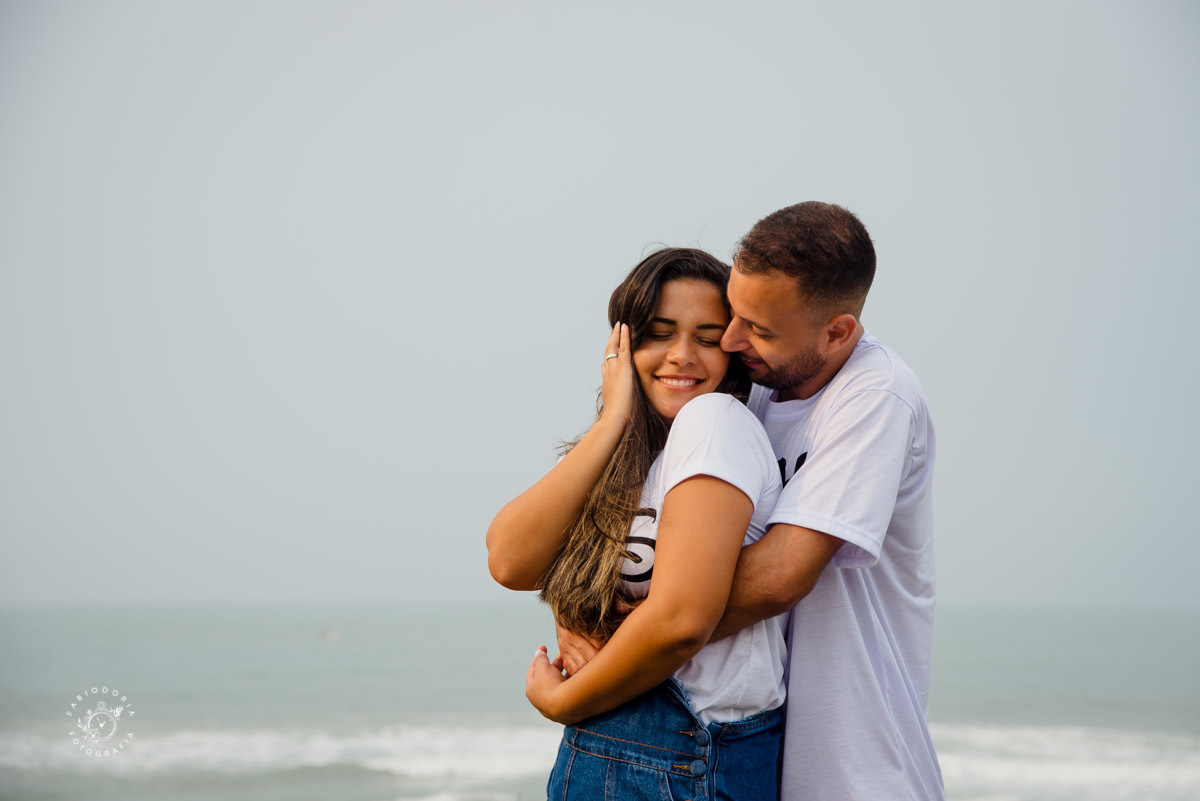 Ensaio externo de casal pré-wedding, poses o que usar - Praia da Reserva, Recreio dos bandeirantes, Grumari - Melhor fotógrafo do rio de janeiro Fabio Doria 
