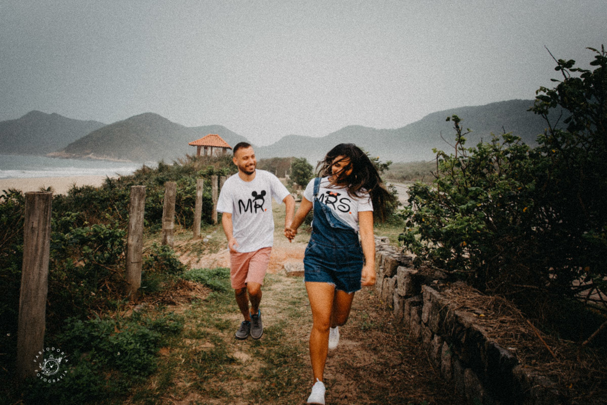 Ensaio externo de casal pré-wedding, poses o que usar - Praia da Reserva, Recreio dos bandeirantes, Grumari - Melhor fotógrafo do rio de janeiro Fabio Doria 