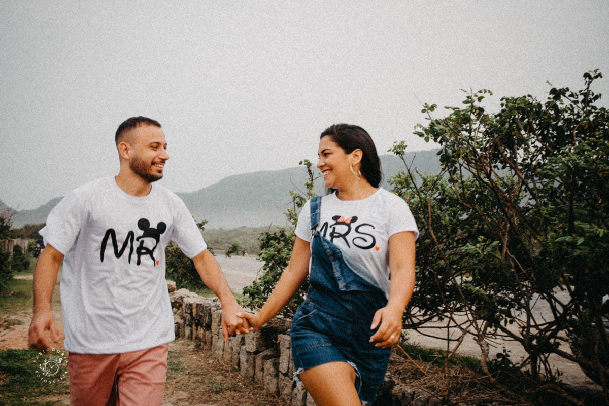 Ensaio externo de casal pré-wedding, poses o que usar - Praia da Reserva, Recreio dos bandeirantes, Grumari - Melhor fotógrafo do rio de janeiro Fabio Doria 