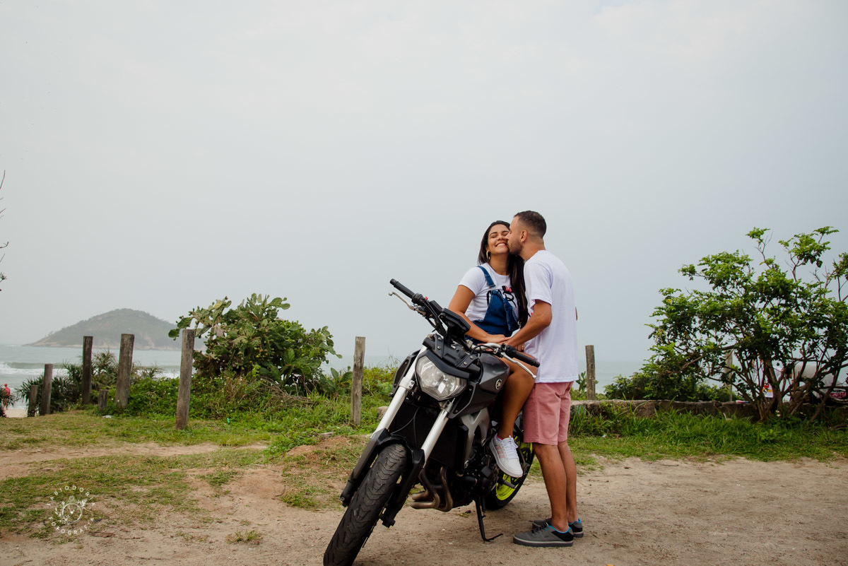 Ensaio externo de casal pré-wedding, poses na moto o que usar - Praia da Reserva, Recreio dos bandeirantes, Grumari - Melhor fotógrafo do rio de janeiro Fabio Doria 