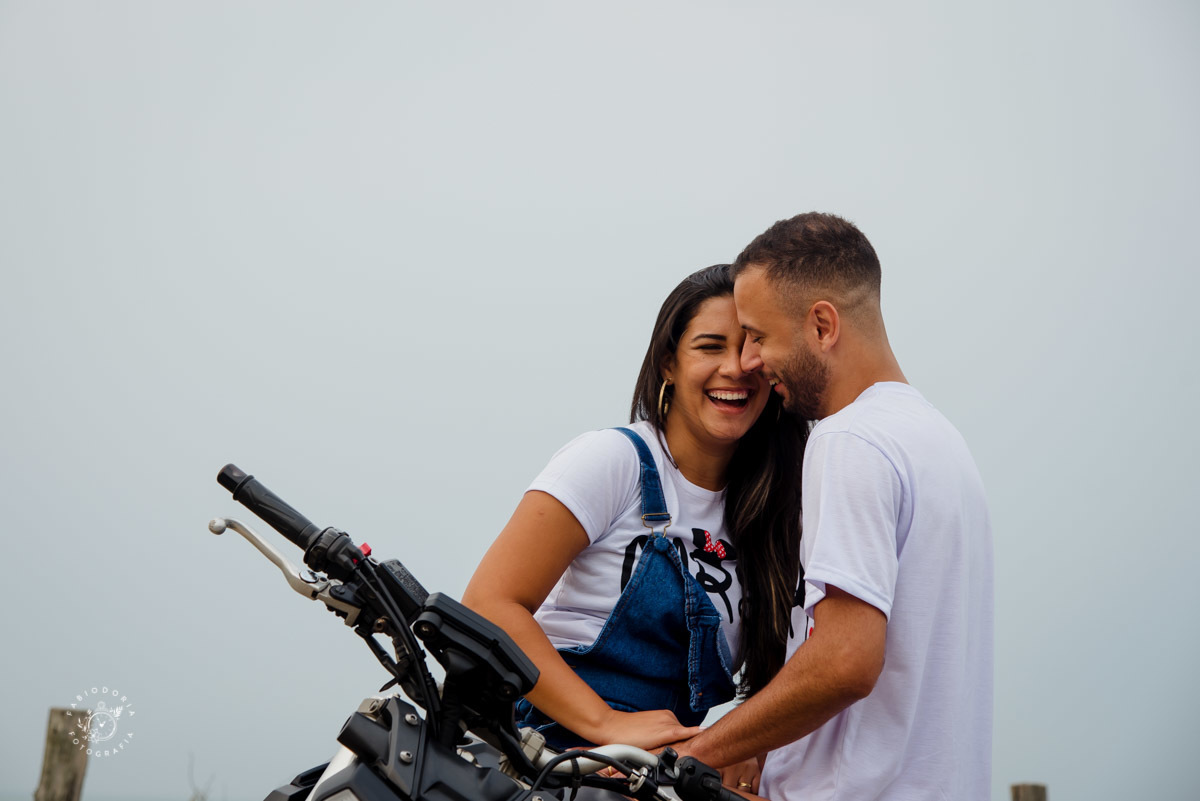 Ensaio externo de casal pré-wedding, poses na moto o que usar - Praia da Reserva, Recreio dos bandeirantes, Grumari - Melhor fotógrafo do rio de janeiro Fabio Doria 