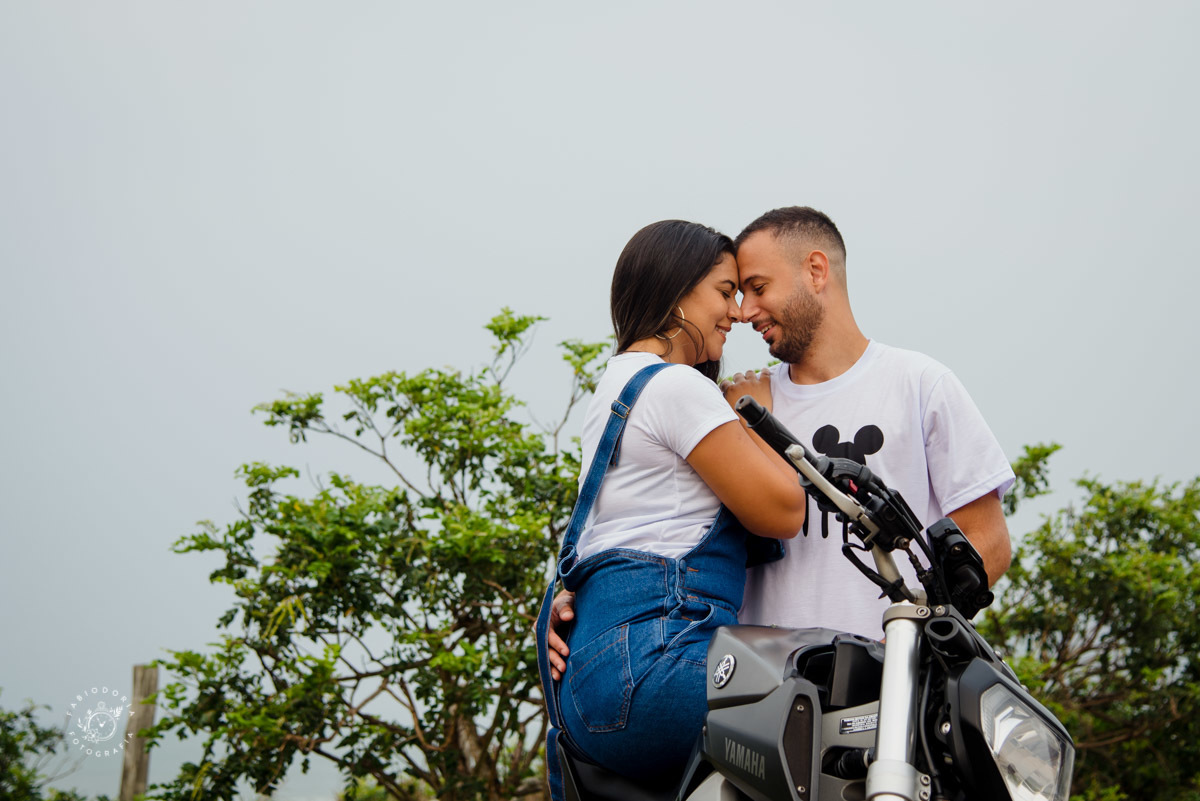 Ensaio externo de casal pré-wedding, poses o que usar - Praia da Reserva, Recreio dos bandeirantes, Grumari - Melhor fotógrafo do rio de janeiro Fabio Doria 
