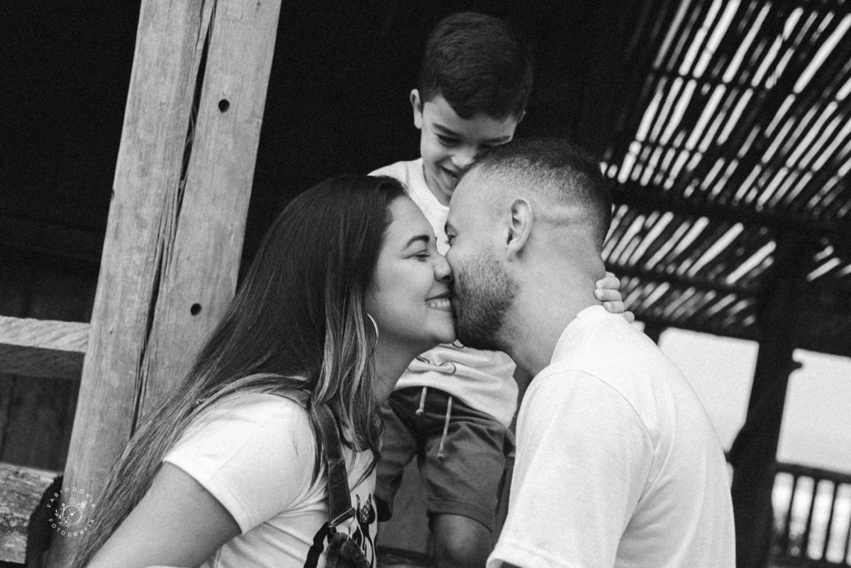 Ensaio externo de casal pré-wedding com filho - Praia da Reserva, Recreio dos bandeirantes, Grumari - Melhor fotógrafo do rio de janeiro Fabio Doria 