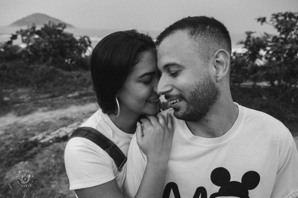 Ensaio externo de casal pré-wedding, poses o que usar - Praia da Reserva, Recreio dos bandeirantes, Grumari - Melhor fotógrafo do rio de janeiro Fabio Doria 