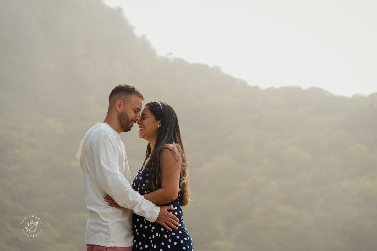 Ensaio externo de casal pré-wedding, poses o que usar - Praia da Reserva, Recreio dos bandeirantes, Grumari - Melhor fotógrafo do rio de janeiro Fabio Doria 