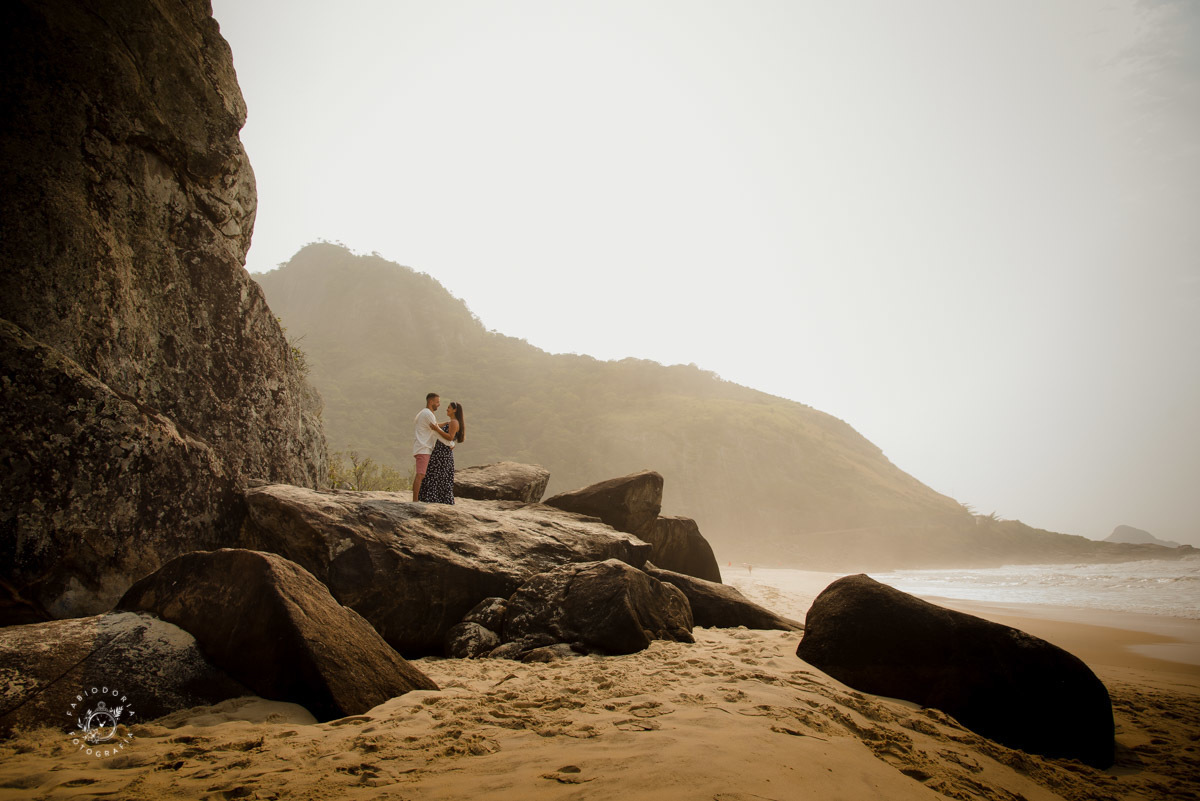 Ensaio externo de casal pré-wedding, poses o que usar - Praia da Reserva, Recreio dos bandeirantes, Grumari - Melhor fotógrafo do rio de janeiro Fabio Doria 