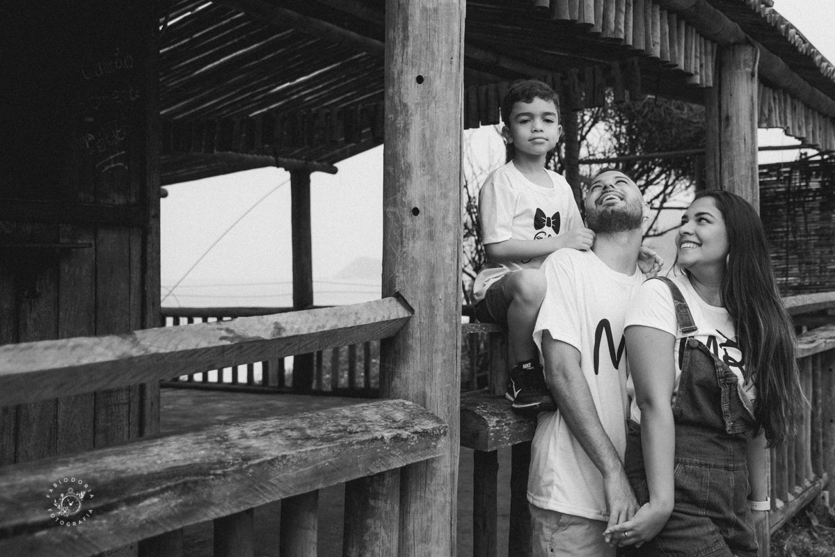 Ensaio externo de casal pré-wedding com filho - Praia da Reserva, Recreio dos bandeirantes, Grumari - Melhor fotógrafo do rio de janeiro Fabio Doria 