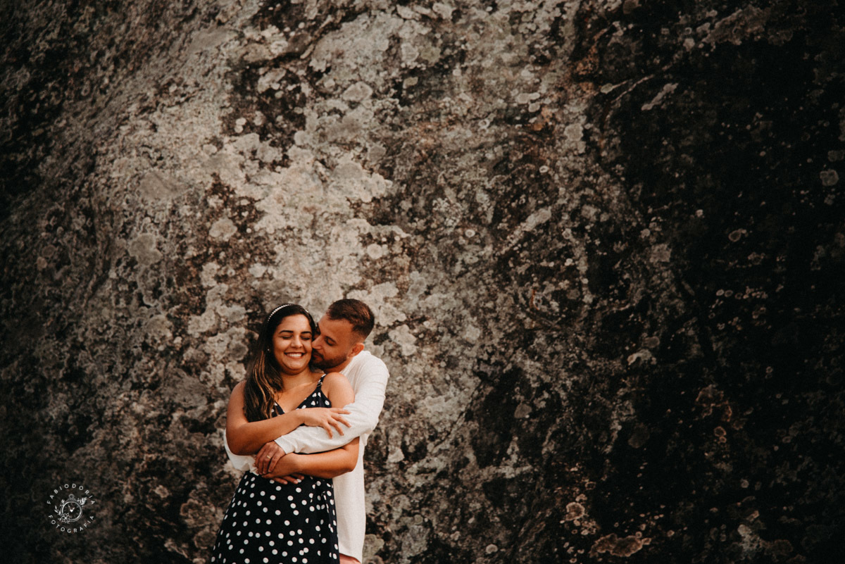 Ensaio externo de casal pré-wedding, poses o que usar - Praia da Reserva, Recreio dos bandeirantes, Grumari - Melhor fotógrafo do rio de janeiro Fabio Doria 