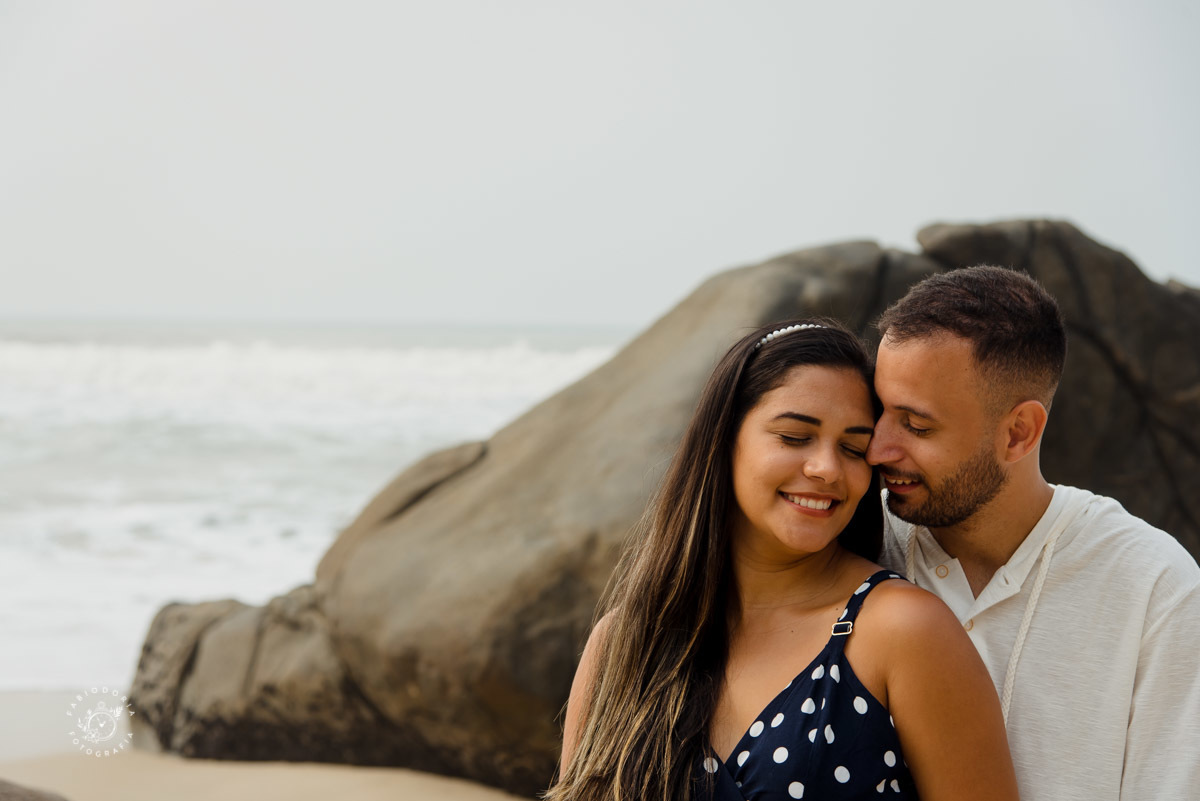 Ensaio externo de casal pré-wedding, poses o que usar - Praia da Reserva, Recreio dos bandeirantes, Grumari - Melhor fotógrafo do rio de janeiro Fabio Doria 