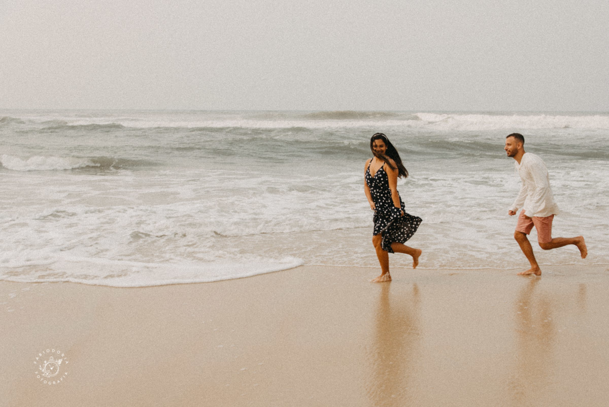 Ensaio externo de casal pré-wedding, poses o que usar - Praia da Reserva, Recreio dos bandeirantes, Grumari - Melhor fotógrafo do rio de janeiro Fabio Doria 