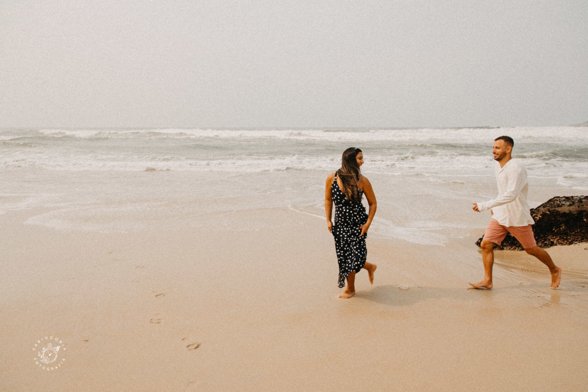 Ensaio externo de casal pré-wedding, poses o que usar - Praia da Reserva, Recreio dos bandeirantes, Grumari - Melhor fotógrafo do rio de janeiro Fabio Doria 