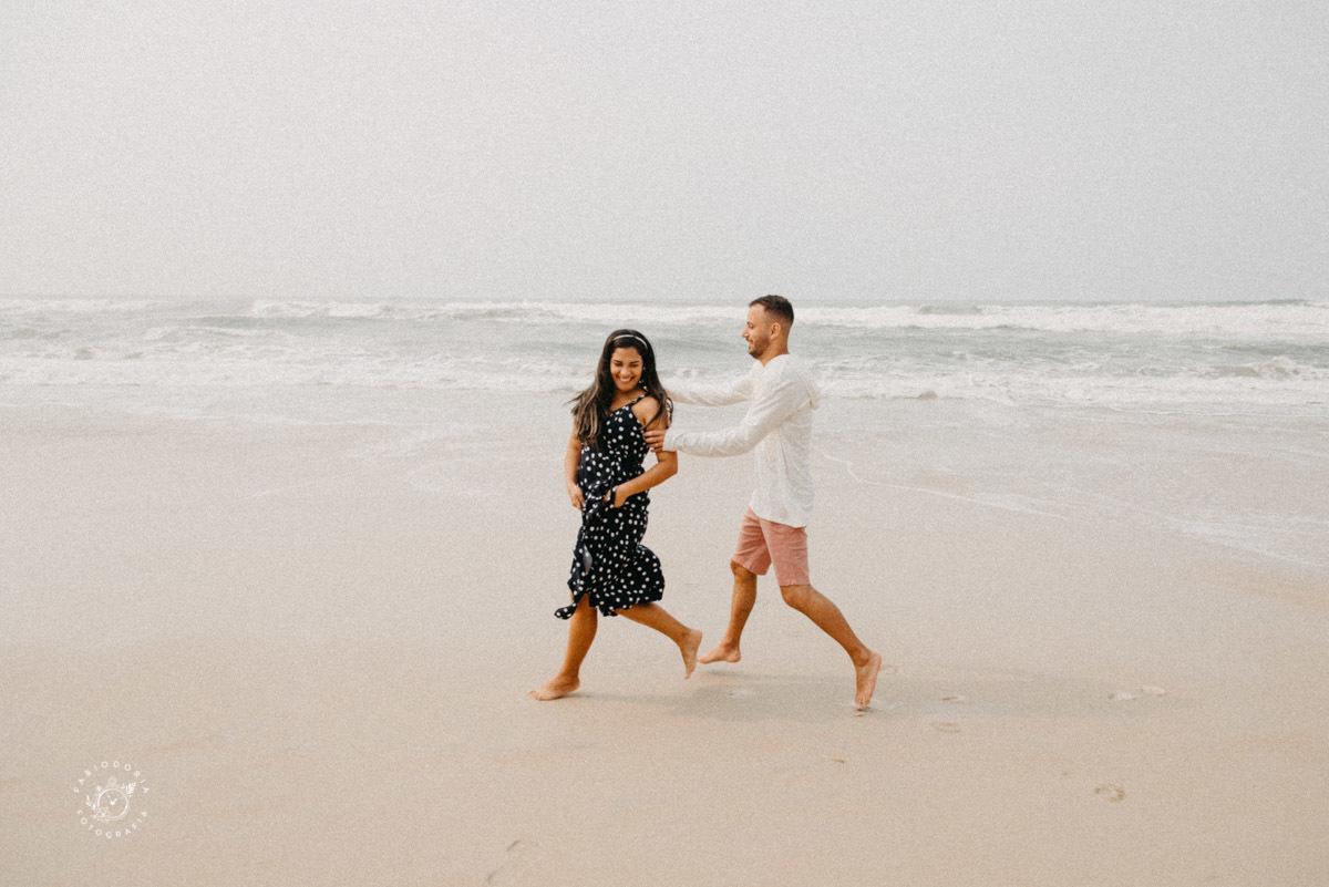 Ensaio externo de casal pré-wedding, poses o que usar - Praia da Reserva, Recreio dos bandeirantes, Grumari - Melhor fotógrafo do rio de janeiro Fabio Doria 