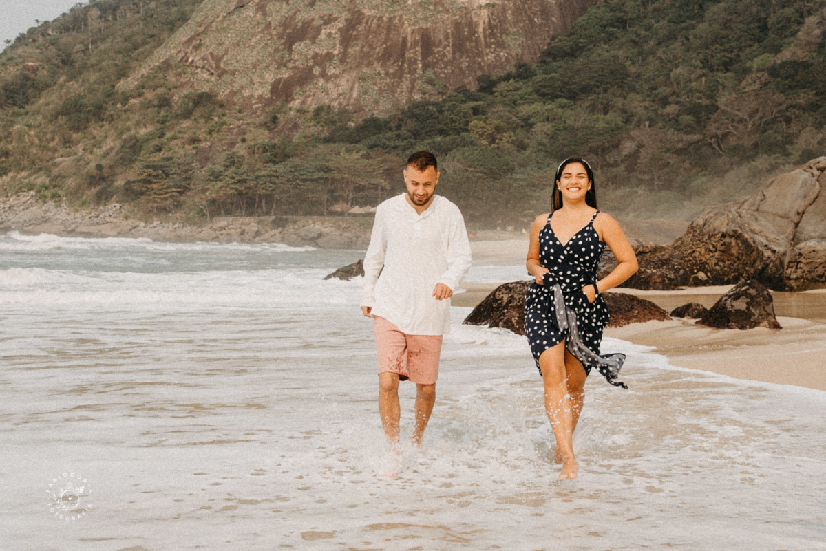 Ensaio externo de casal pré-wedding, poses o que usar - Praia da Reserva, Recreio dos bandeirantes, Grumari - Melhor fotógrafo do rio de janeiro Fabio Doria 