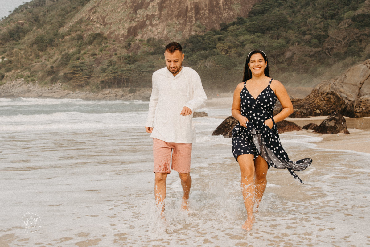 Ensaio externo de casal pré-wedding, poses o que usar - Praia da Reserva, Recreio dos bandeirantes, Grumari - Melhor fotógrafo do rio de janeiro Fabio Doria 