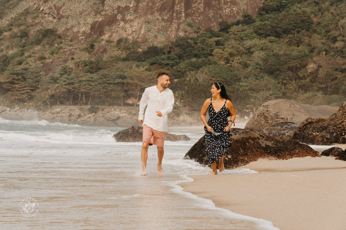 Ensaio externo de casal pré-wedding, poses o que usar - Praia da Reserva, Recreio dos bandeirantes, Grumari - Melhor fotógrafo do rio de janeiro Fabio Doria 