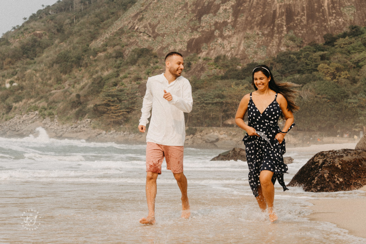 Ensaio externo de casal pré-wedding, poses o que usar - Praia da Reserva, Recreio dos bandeirantes, Grumari - Melhor fotógrafo do rio de janeiro Fabio Doria 