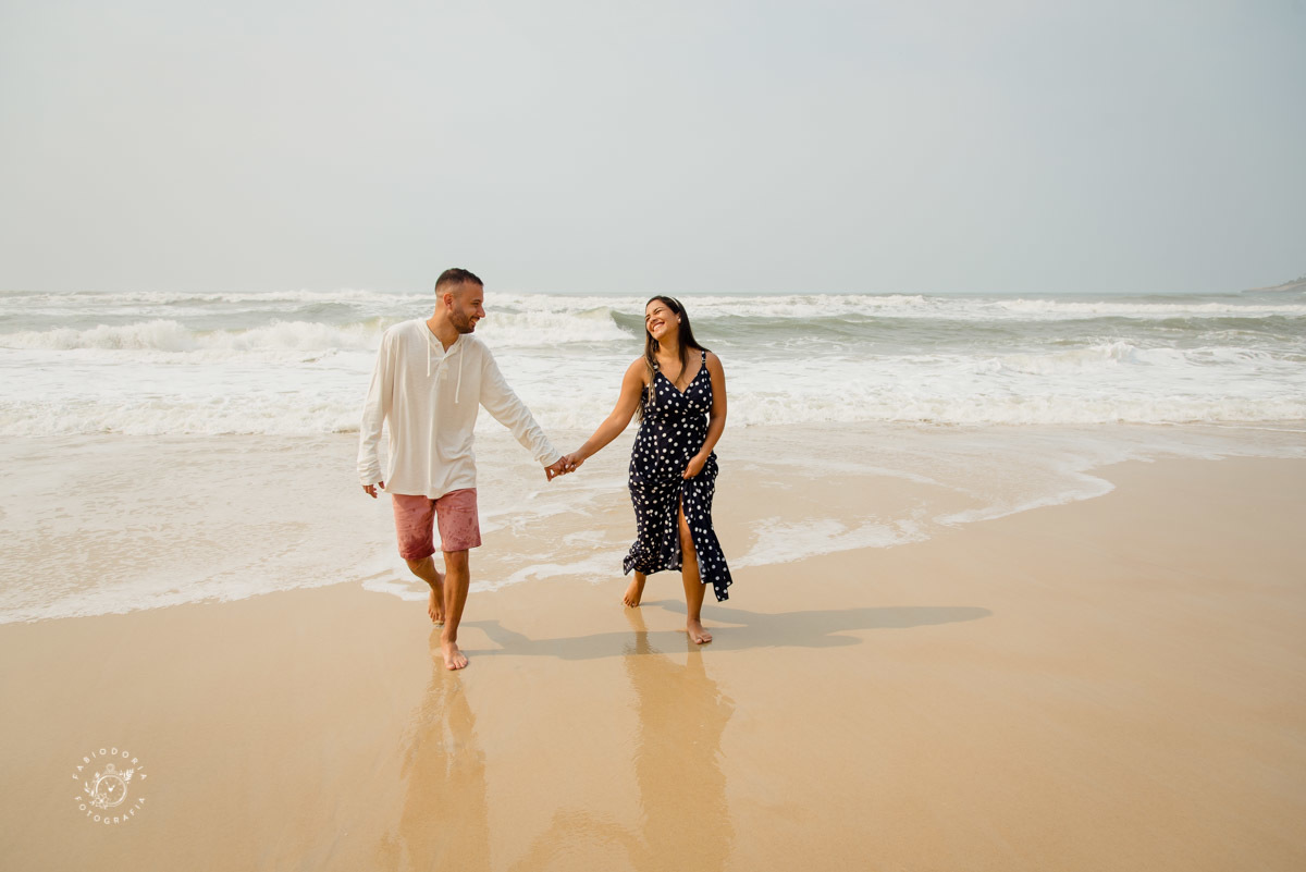 Ensaio externo de casal pré-wedding, poses o que usar - Praia da Reserva, Recreio dos bandeirantes, Grumari - Melhor fotógrafo do rio de janeiro Fabio Doria 