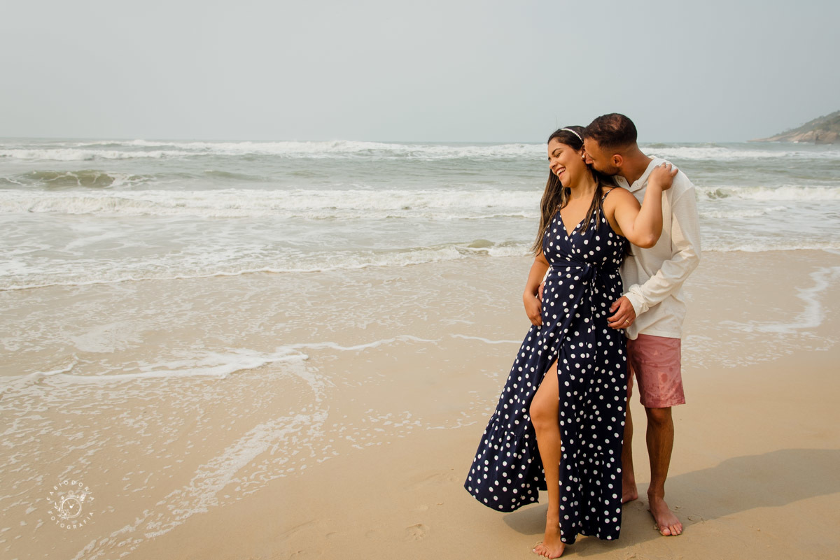 Ensaio externo de casal pré-wedding, poses o que usar - Praia da Reserva, Recreio dos bandeirantes, Grumari - Melhor fotógrafo do rio de janeiro Fabio Doria 