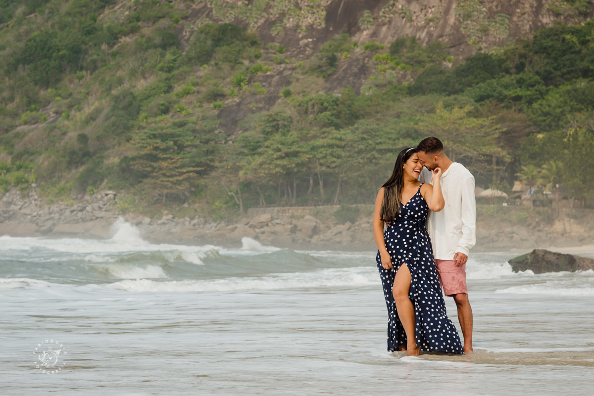 Ensaio externo de casal pré-wedding, poses o que usar - Praia da Reserva, Recreio dos bandeirantes, Grumari - Melhor fotógrafo do rio de janeiro Fabio Doria 