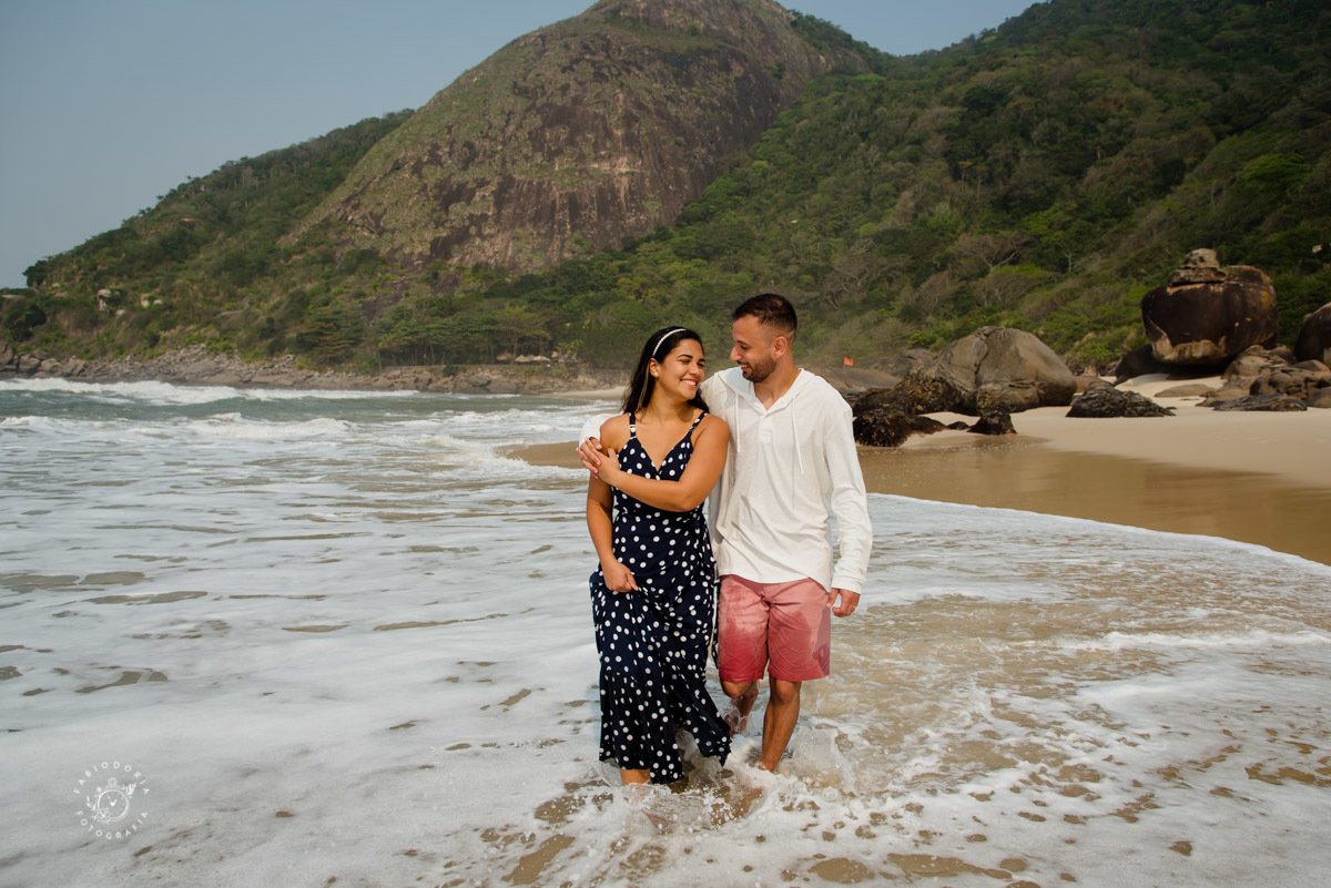 Ensaio externo de casal pré-wedding, poses o que usar - Praia da Reserva, Recreio dos bandeirantes, Grumari - Melhor fotógrafo do rio de janeiro Fabio Doria 