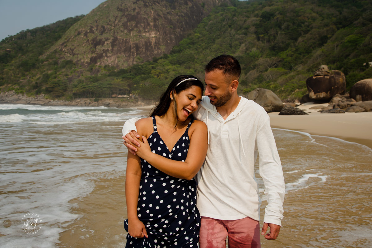 Ensaio externo de casal pré-wedding, poses o que usar - Praia da Reserva, Recreio dos bandeirantes, Grumari - Melhor fotógrafo do rio de janeiro Fabio Doria 