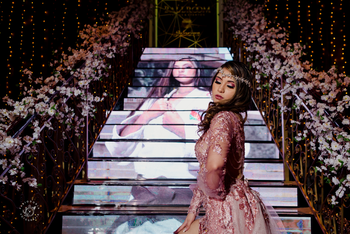 festa de 15 anos, escada led com fotos | Salão Ballrrom Solarium | Fotógrafo Fabio Doria o melhor do Rio de Janeiro