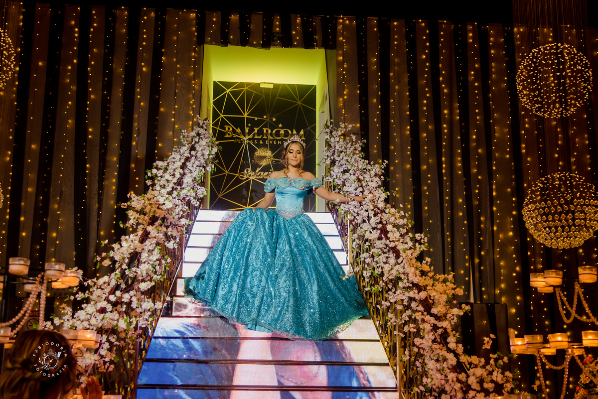 festa de 15 anos, escada led com fotos | Salão Ballrrom Solarium | Fotógrafo Fabio Doria o melhor do Rio de Janeiro