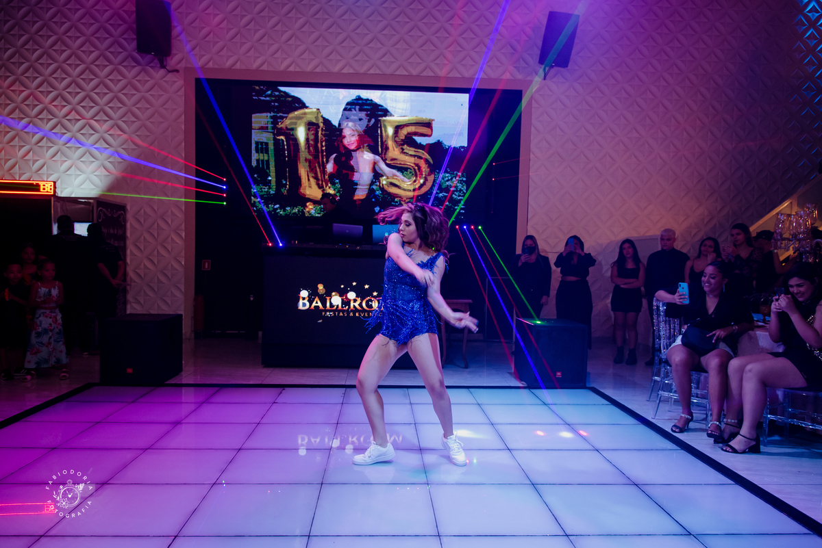 Tema Cinderela festa de 15 anos | Salão Ballrrom Solarium pista de dança | Fotógrafo Fabio Doria o melhor do Rio de Janeiro | Debutante com macaquinho azul