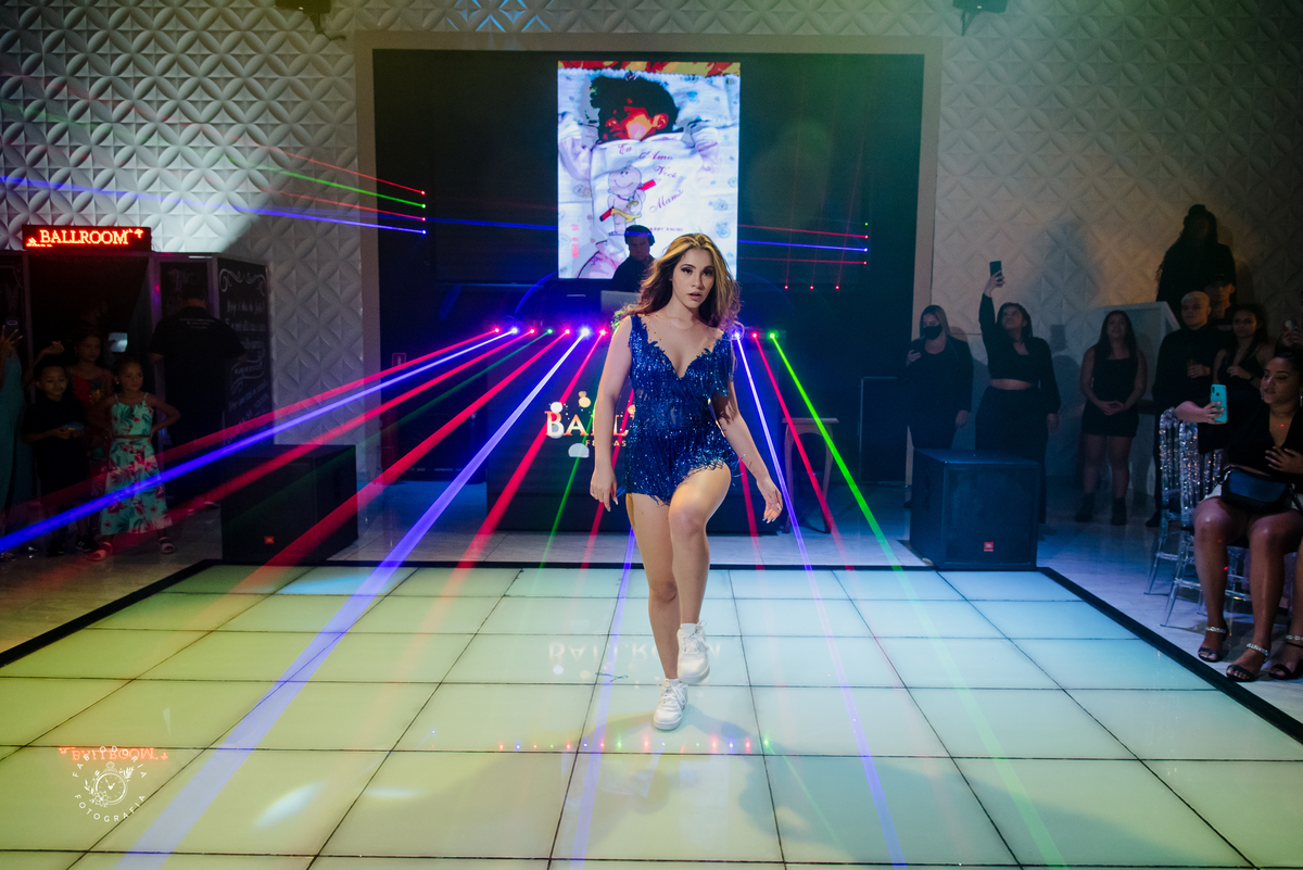 Tema Cinderela festa de 15 anos | Salão Ballrrom Solarium pista de dança | Fotógrafo Fabio Doria o melhor do Rio de Janeiro | Debutante com macaquinho azul