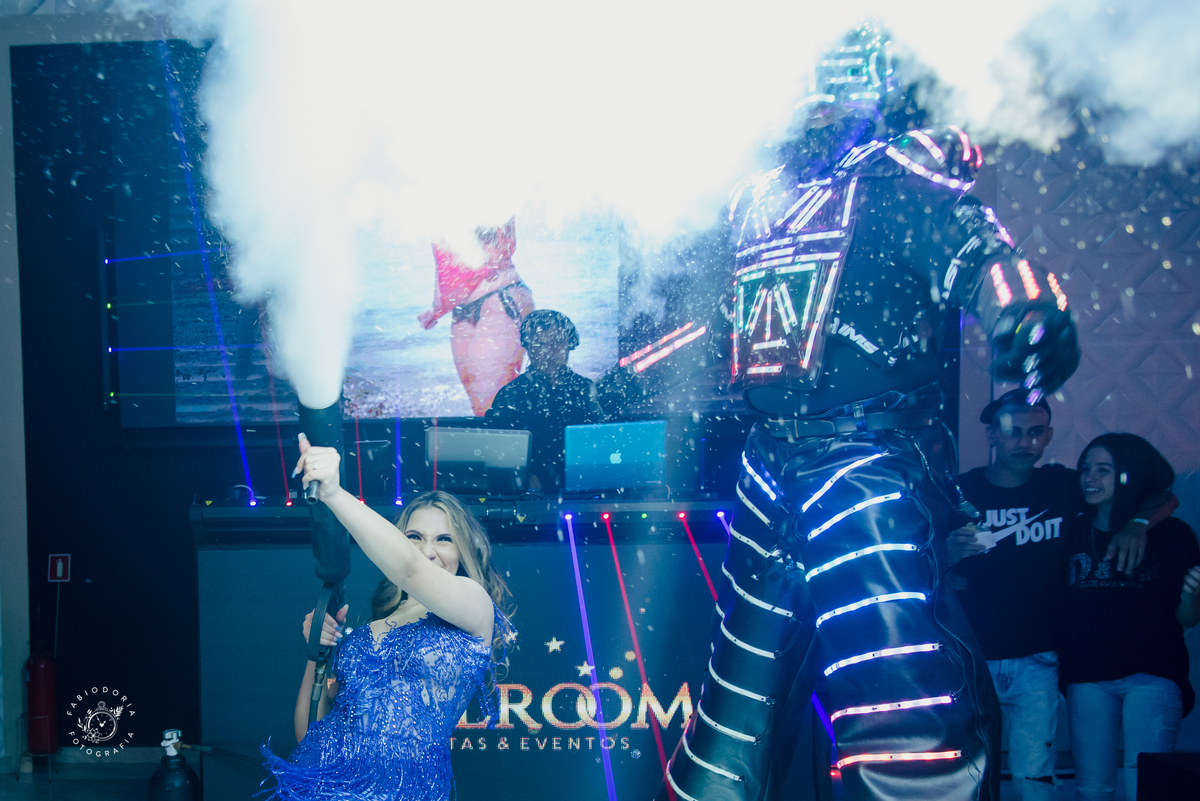 Tema Cinderela festa de 15 anos | Salão Ballrrom Solarium pista de dança | Fotógrafo Fabio Doria o melhor do Rio de Janeiro | Debutante com macaquinho azul e robô led com fumaça
